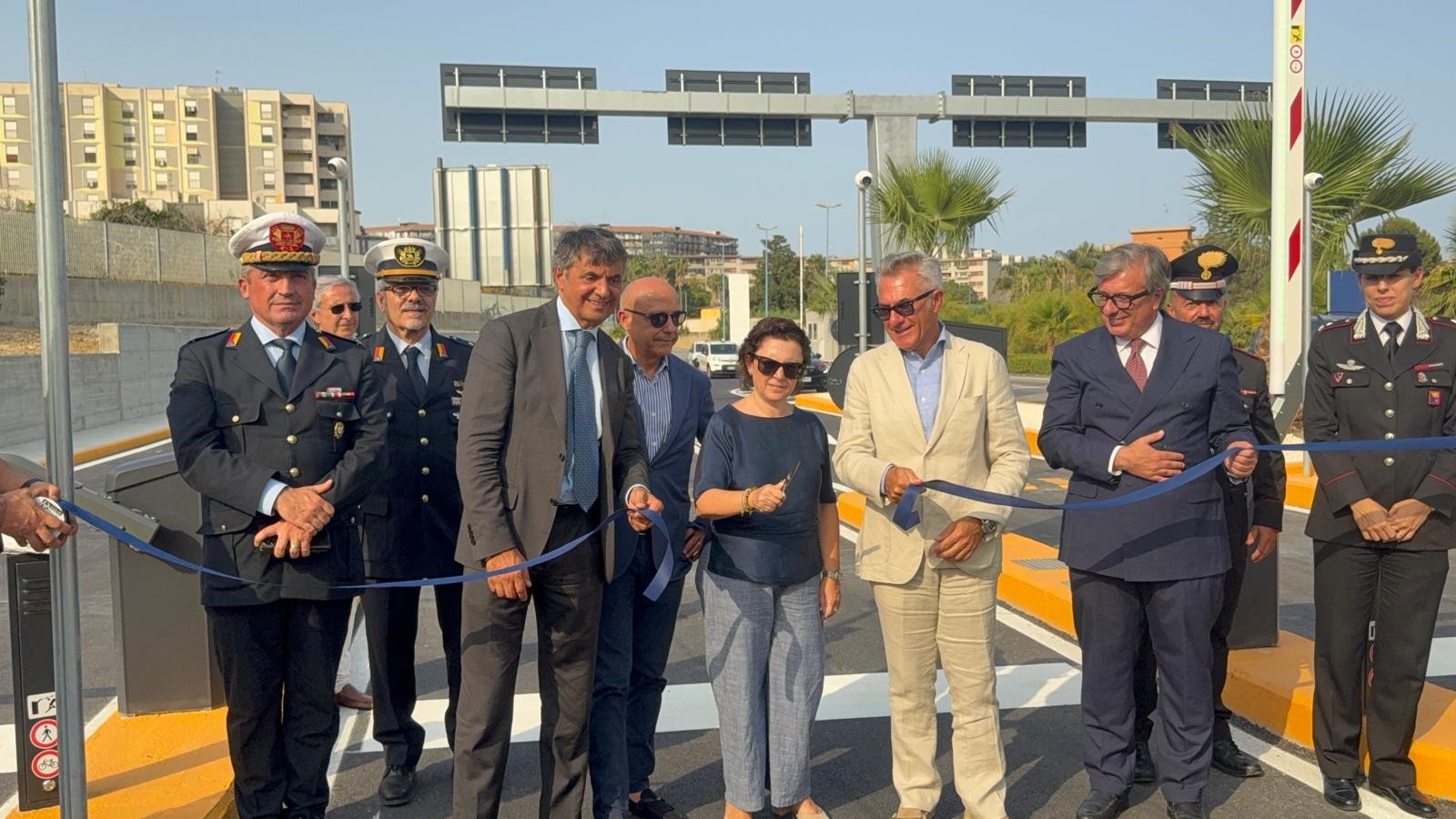 APERTURA VARCHI TAGLIO NASTRO.jpg
